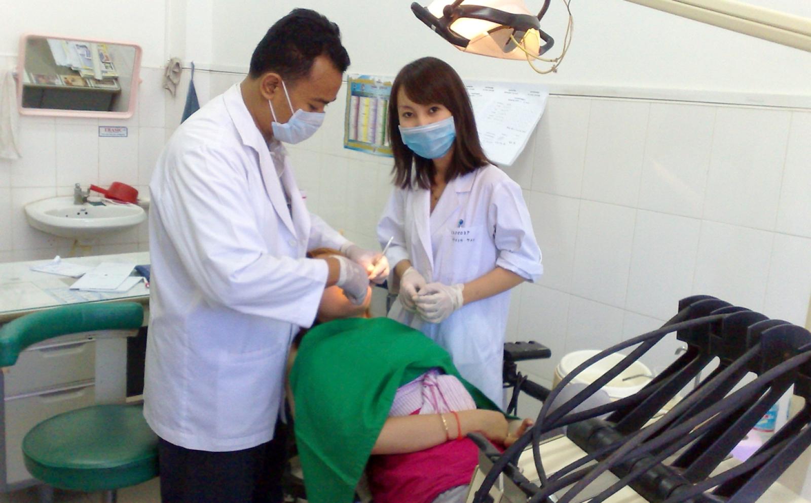 発展途上国の医療現場で歯科医療を学ぶ日本人インターン